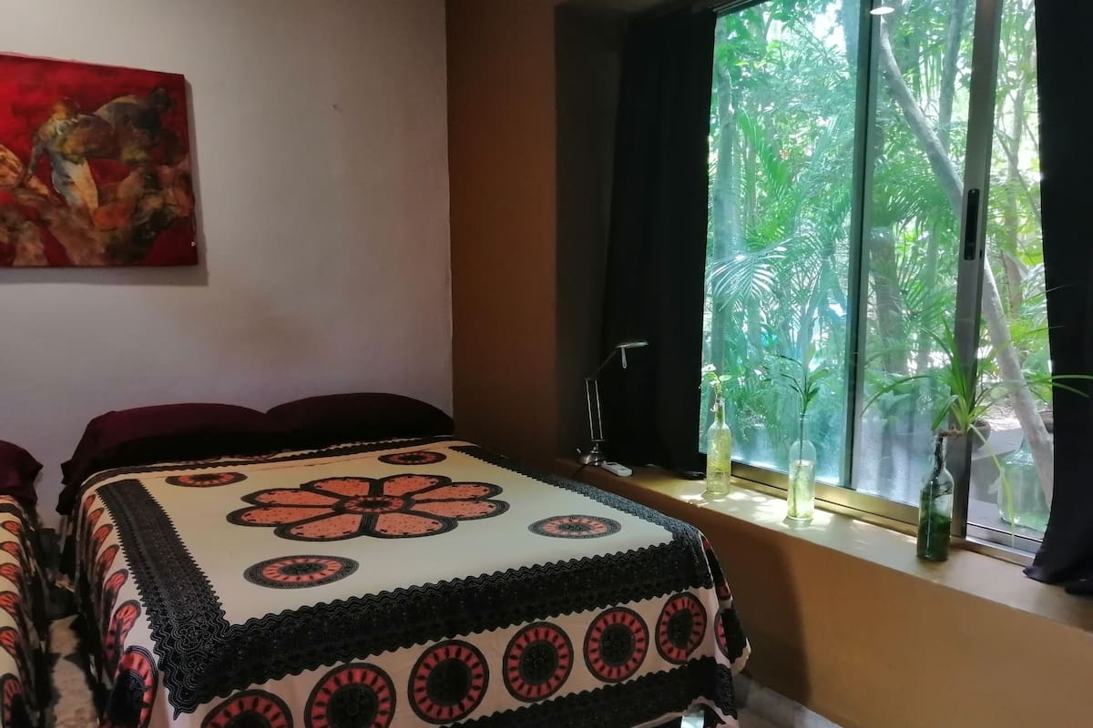 Habitación doble estándar | Decoración personalizada, escritorio, wifi gratis y ropa de cama