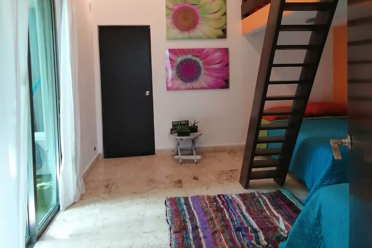 Habitación cuádruple familiar | Decoración personalizada, escritorio, wifi gratis y ropa de cama