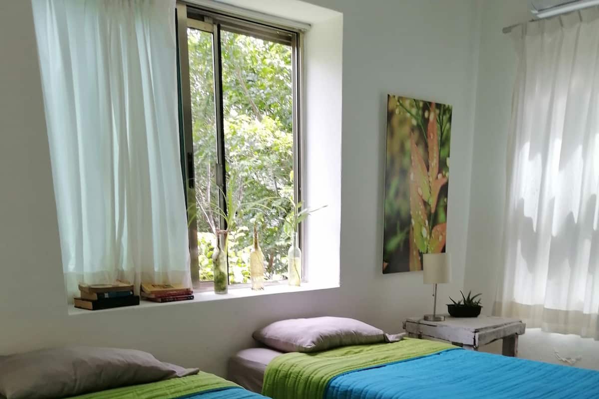 Habitación Premium | Decoración personalizada, escritorio, wifi gratis y ropa de cama