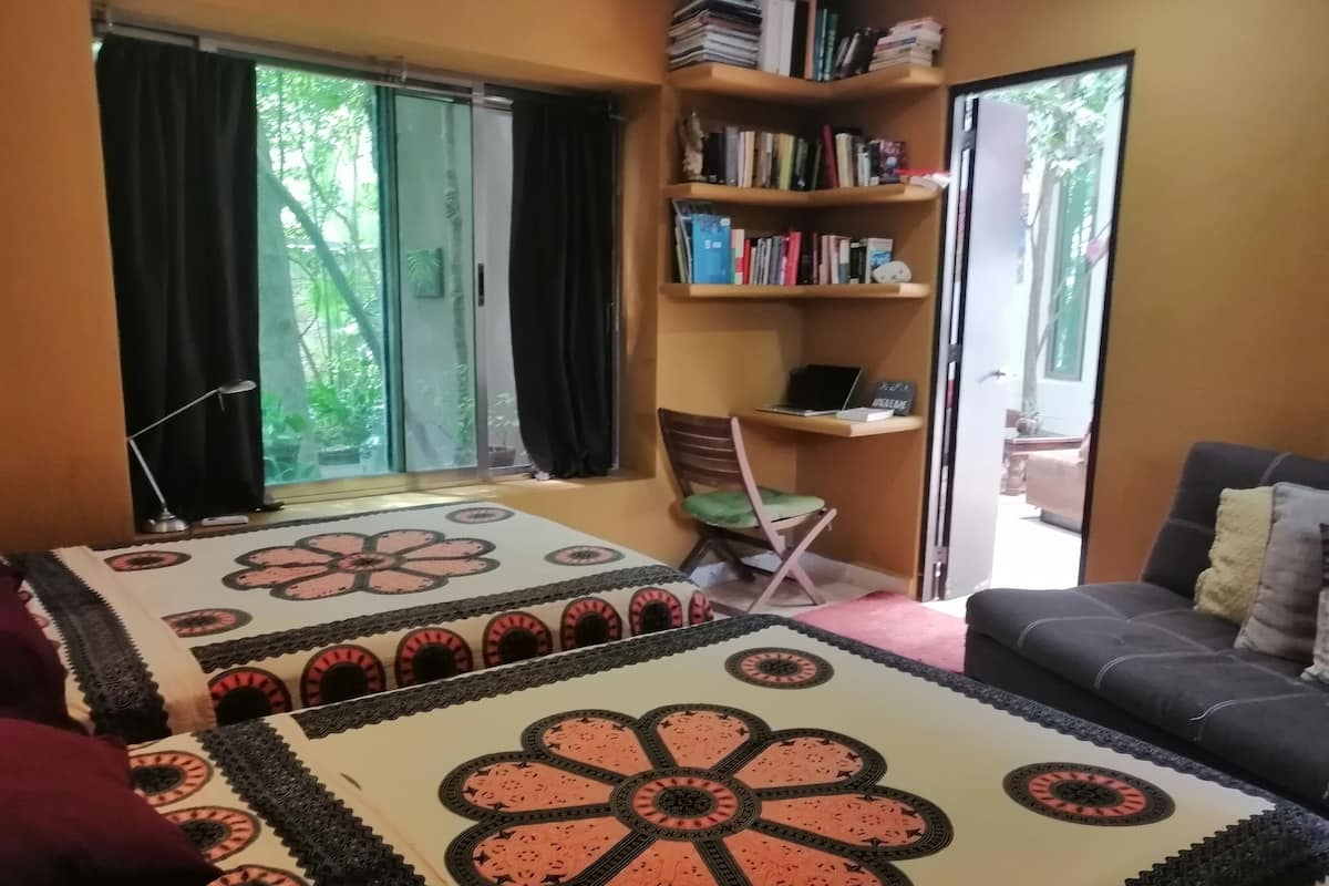 Decoración personalizada, escritorio, wifi gratis y ropa de cama