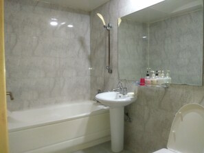 Separate tub and shower, free toiletries, hair dryer, towels - Golden Bee Motel (Gunsan)