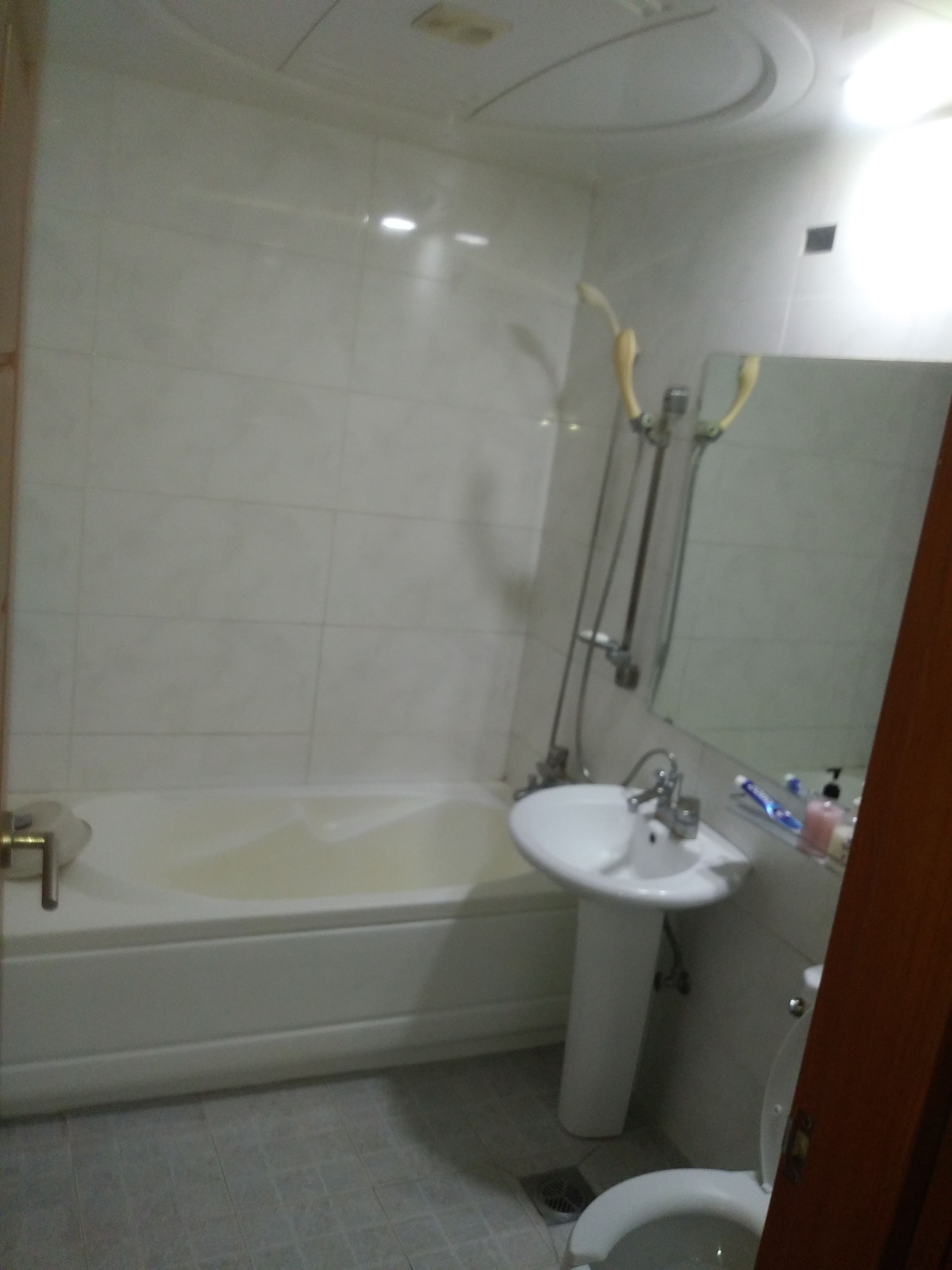 Un baño con bañera, lavamanos e inodoro.