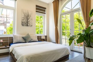 Phòng đôi Deluxe | Minibar, bàn, màn/rèm cản sáng, bàn ủi/dụng cụ ủi quần áo 