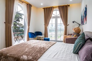 Phòng đôi Deluxe | Minibar, bàn, màn/rèm cản sáng, bàn ủi/dụng cụ ủi quần áo 