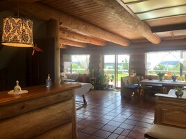 Serviço de café da manhã e jantar, vistas para o jardim 