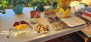 Free daily buffet breakfast - Cariboo Log Guest House (Lac La Hache)