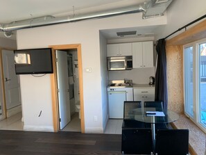 Deluxe 2 Queen Beds | Private kitchen | Mini-fridge, microwave - Dragon Gate Inn (Toronto)