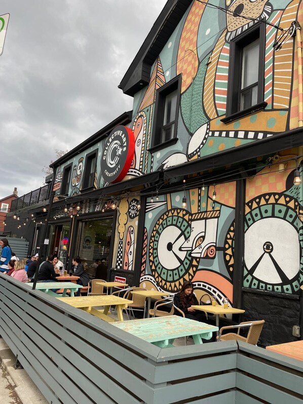 Exterior - Dragon Gate Inn (Toronto)