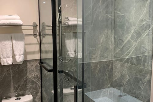 Singola Economy | Bagno | Doccia, asciugamani