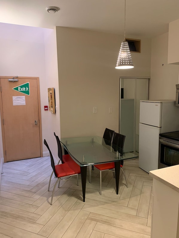 Habitació | 1 dormitori, planxa i posts de planxar, wifi gratuïta i roba de llit