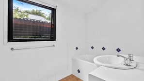 Bathtub - 43 Satinwood Drive - Rainbow Shores. Pet Friendly and Air Conditioned! (Rainbow Beach)