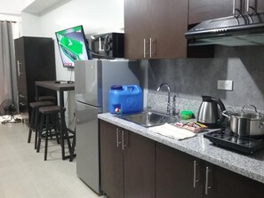 Basic Studio, 1 Double Bed with Sofa bed | Private kitchenette | Fridge, microwave, stovetop, electric kettle - Condoluxe Pioneer Woodlands (Mandaluyong)