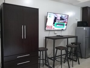 Estúdio básico, 1 cama de casal e sofá-cama | Comodidades do quarto