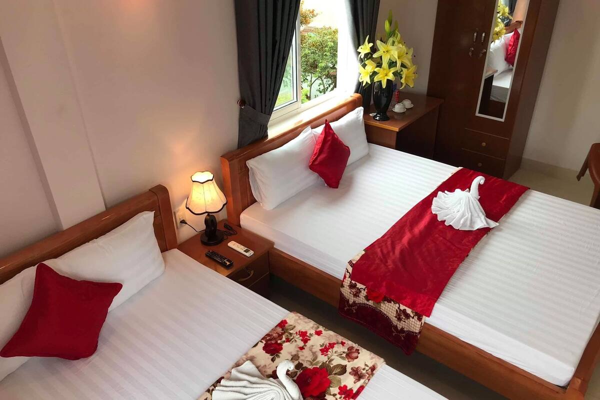 Family Room | Minibar, desk, free WiFi