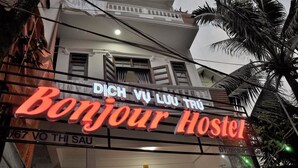 Front of property - Bonjour Hostel (Hue)