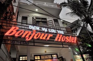 Front of property - Bonjour Hostel (Hue)