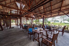 Breakfast, lunch, dinner served; local and international cuisine 