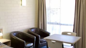 Habitación Deluxe doble | Escritorio, sistema de insonorización, wifi gratis y ropa de cama