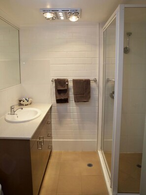 Shower, free toiletries, hair dryer, towels - Pioneer Motel (Goondiwindi)