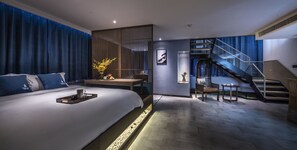 Suite exclusiva, 2 habitaciones | Decoración personalizada, escritorio y espacio para trabajar con laptop 