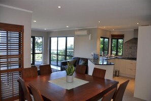 Interior - Waiheke Beach Villa Oneroa (Oneroa)