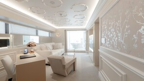 ห้องดีไซน์สตูดิโอสวีท | ห้องนั่งเล่น | ทีวีจอแบน