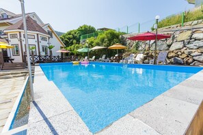 Seasonal outdoor pool - Geoje Patio Pension (Geoje)