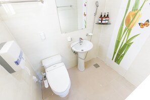 Room (#105, 32 PY) | Bathroom | Shower, free toiletries, hair dryer, bidet - Geoje Patio Pension (Geoje)