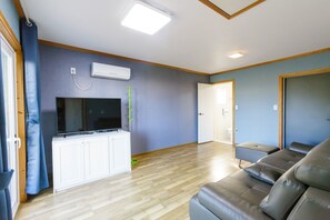 Room (#105, 32 PY) | Living room | Flat-screen TV - Geoje Patio Pension (Geoje)