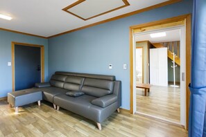 Room (#105, 32 PY) | Living room