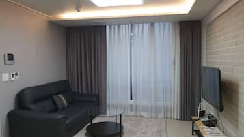 Room | Living area | Flat-screen TV