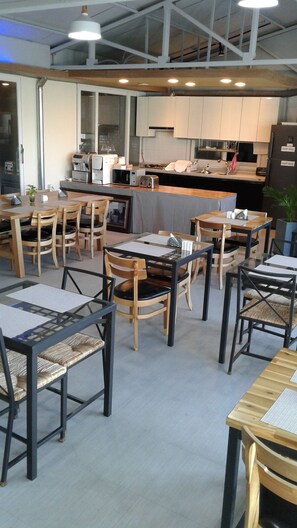 Daily buffet breakfast (KRW 15000 per person)