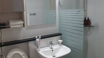 Chambre | Salle de bain | Douche, articles de toilette gratuits, sèche-cheveux, chaussons