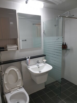 Room | Bathroom | Shower, free toiletries, hair dryer, slippers - Geoje Residence (Geoje)