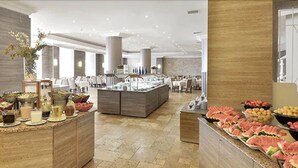 Un área de bufé con diversas opciones de comida y una estación central de servicio.