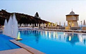 Seasonal outdoor pool, open 9:00 AM to 6:00 PM, pool umbrellas