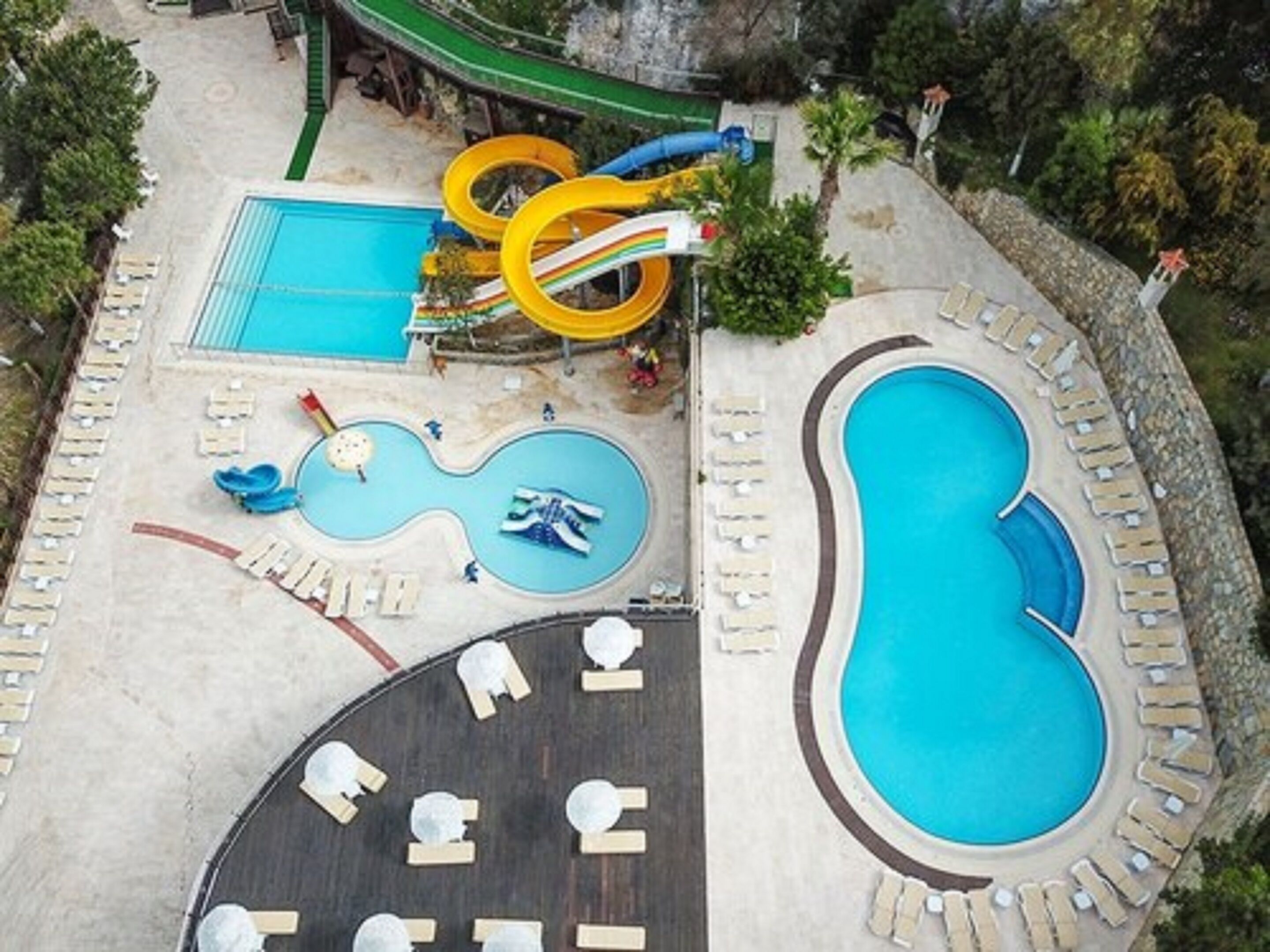 Seasonal outdoor pool, open 9:00 AM to 6:00 PM, pool umbrellas