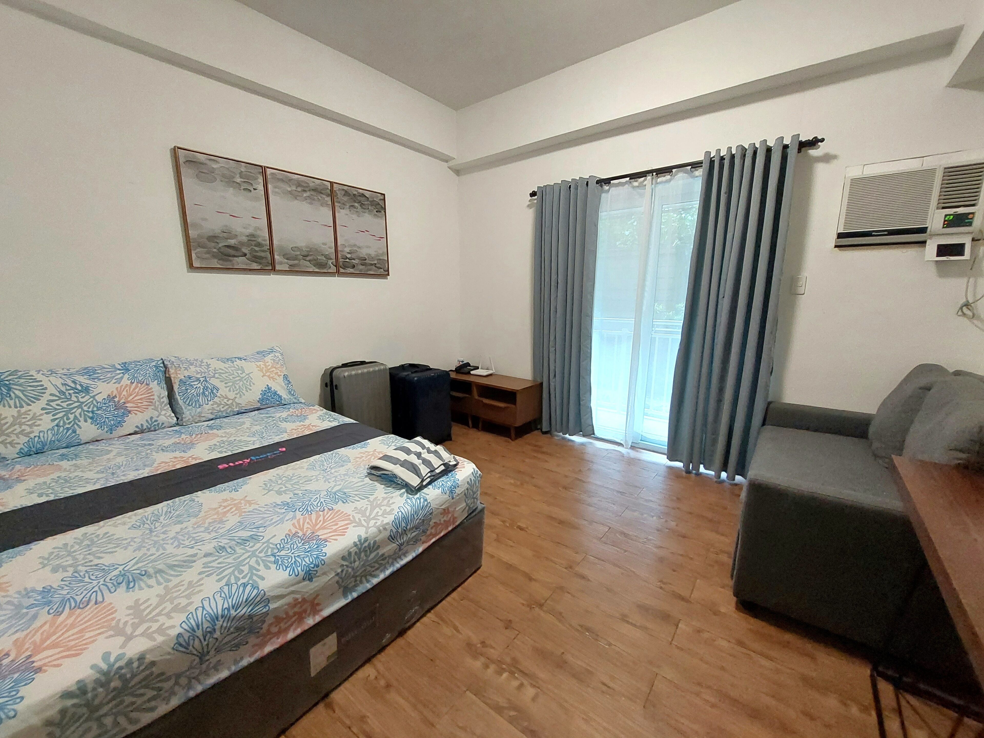 ANIA TRAVELLER ROOM | Individually furnished, laptop workspace, blackout drapes, free WiFi
