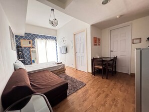 Muebles diferentes y espacio para trabajar con laptop 