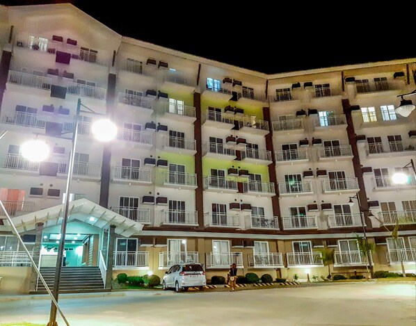 Fachada de la propiedad por la tarde o noche