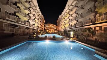 Utendørsbasseng og solsenger