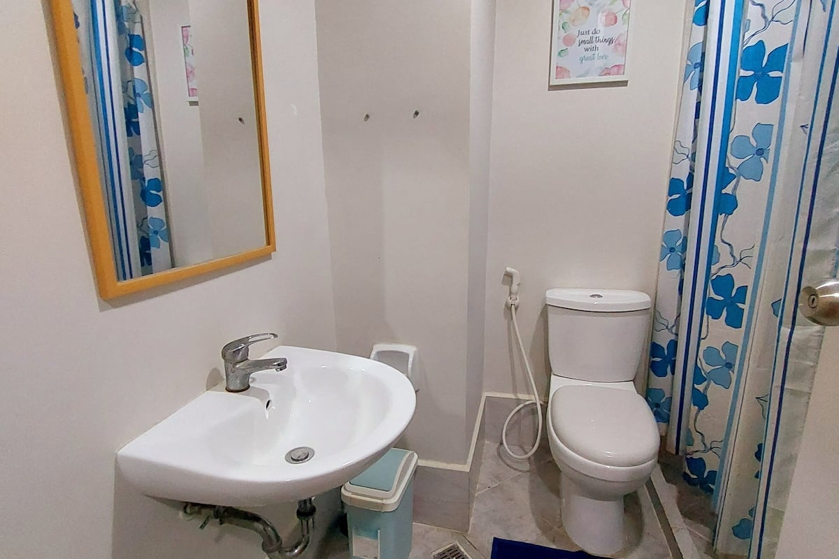 ANIA SUITE ROOM | Bathroom | Shower, bidet, towels, toilet paper