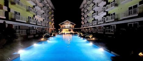 Outdoor pool, open 7:00 AM to 9:00 PM, pool loungers