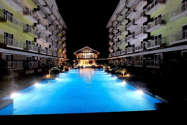 Indoor/outdoor pool