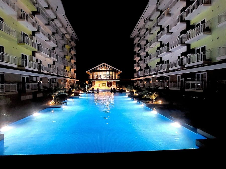 Una piscina al aire libre, sillones reclinables de piscina