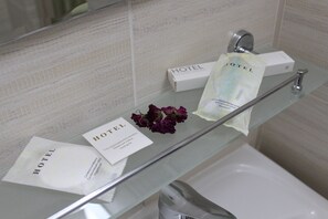 Shower, free toiletries, hair dryer, bathrobes - Hotel Otyrar (Astana)