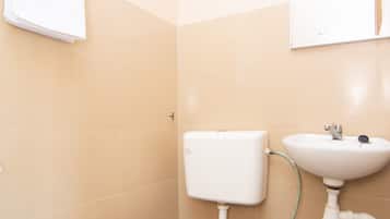 Habitació doble Deluxe | Bany | Dutxa, bidet i tovalloles