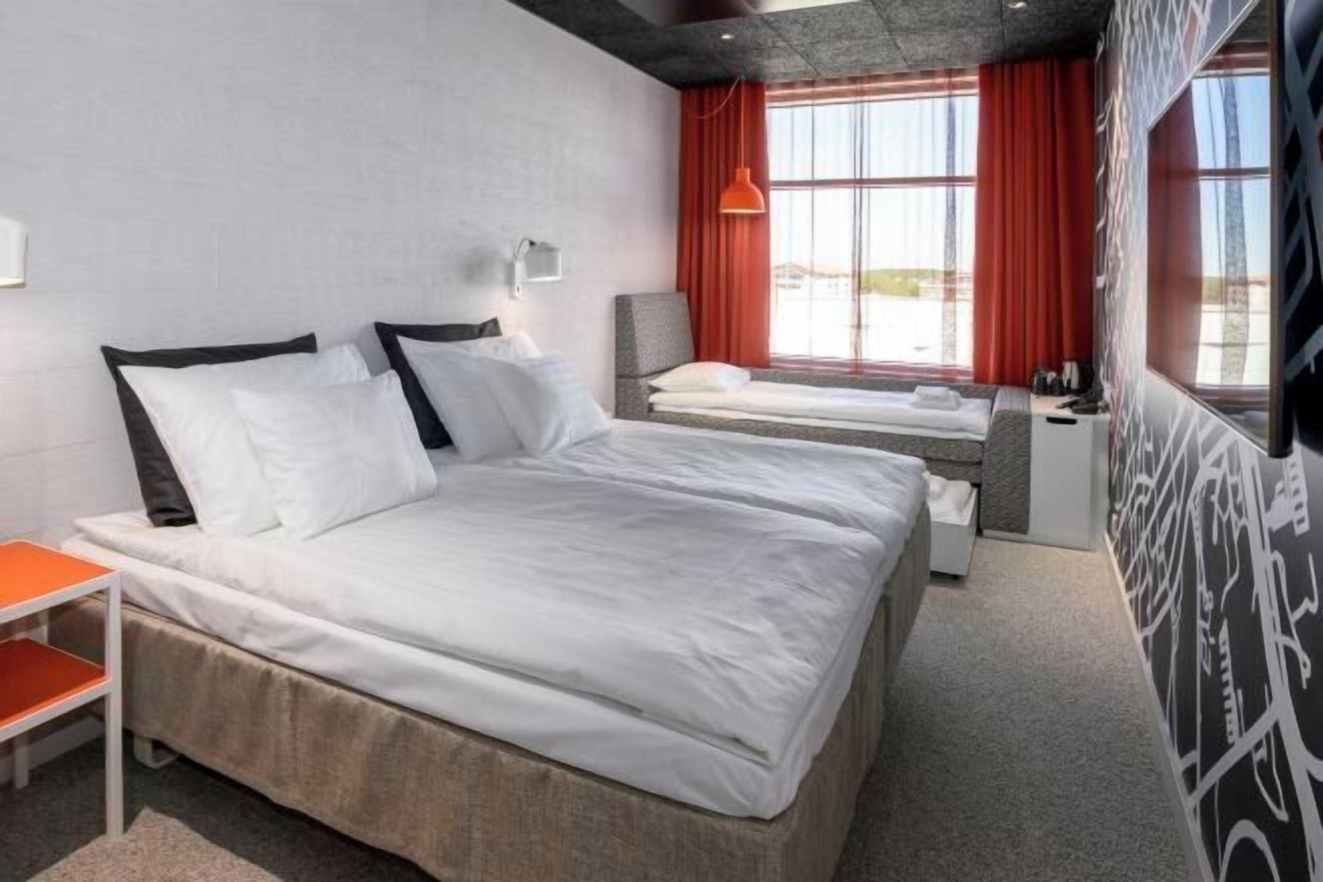 Tallelokero huoneessa, kannettavalle tietokoneelle sopiva työtila