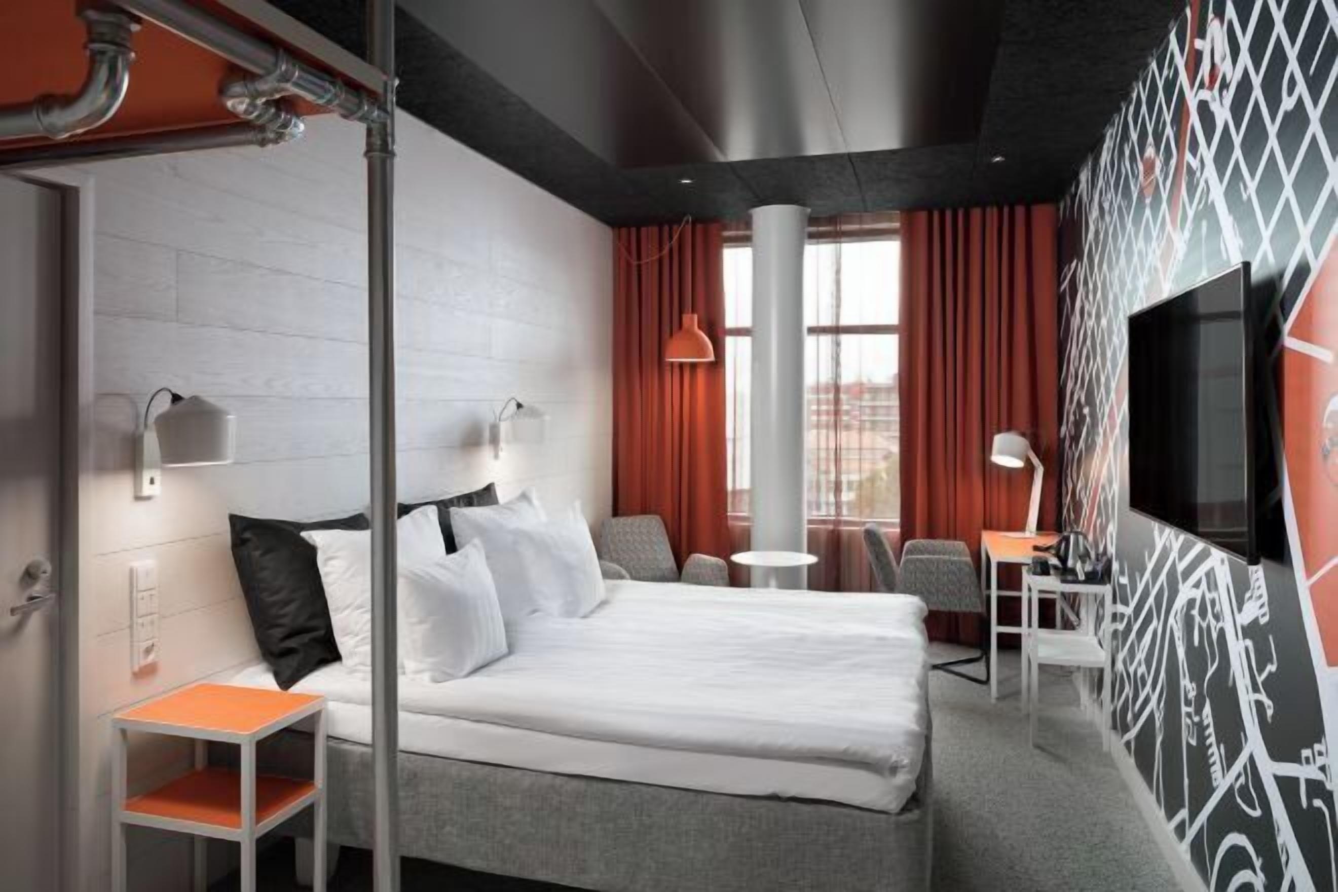 Tallelokero huoneessa, kannettavalle tietokoneelle sopiva työtila