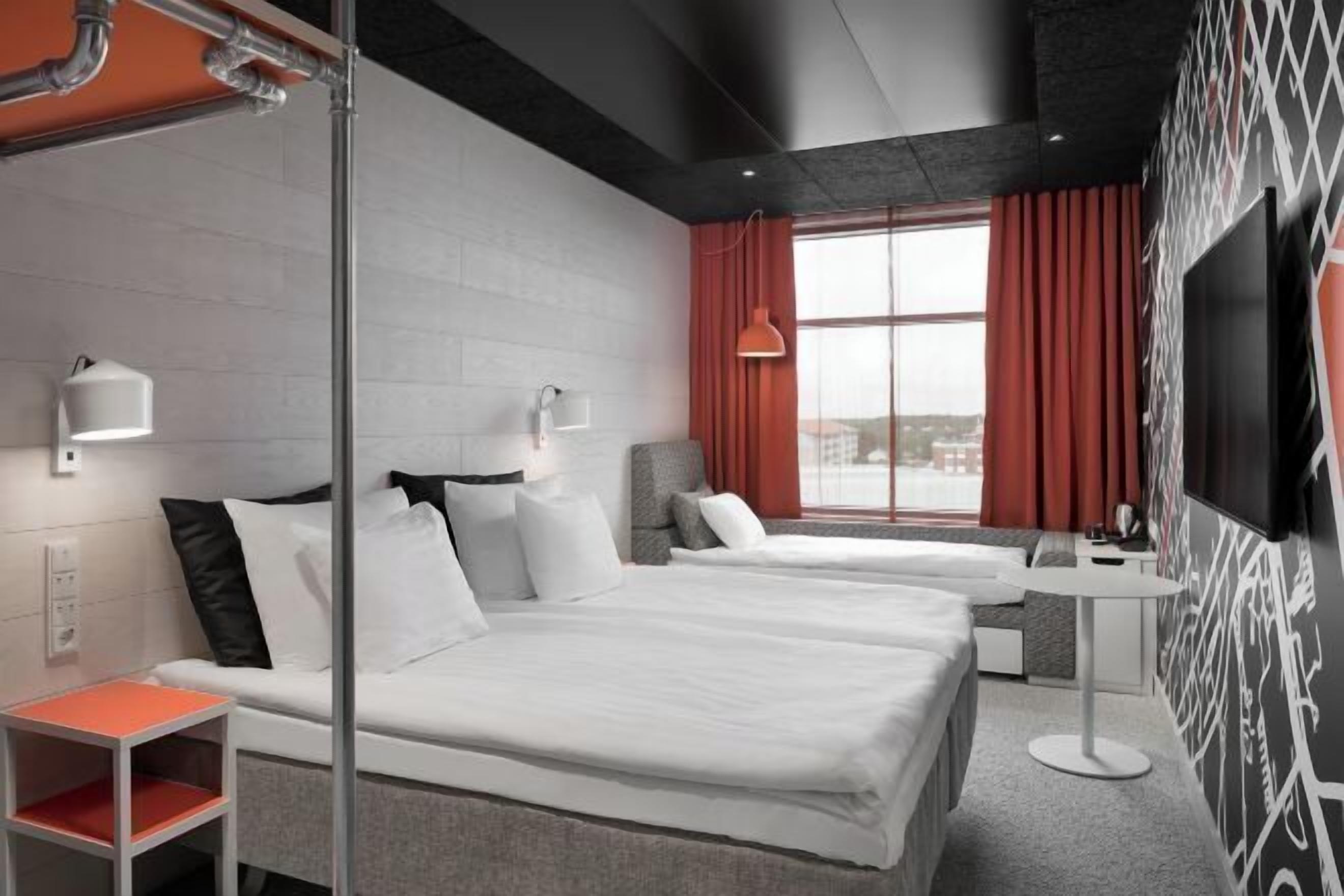 Tallelokero huoneessa, kannettavalle tietokoneelle sopiva työtila